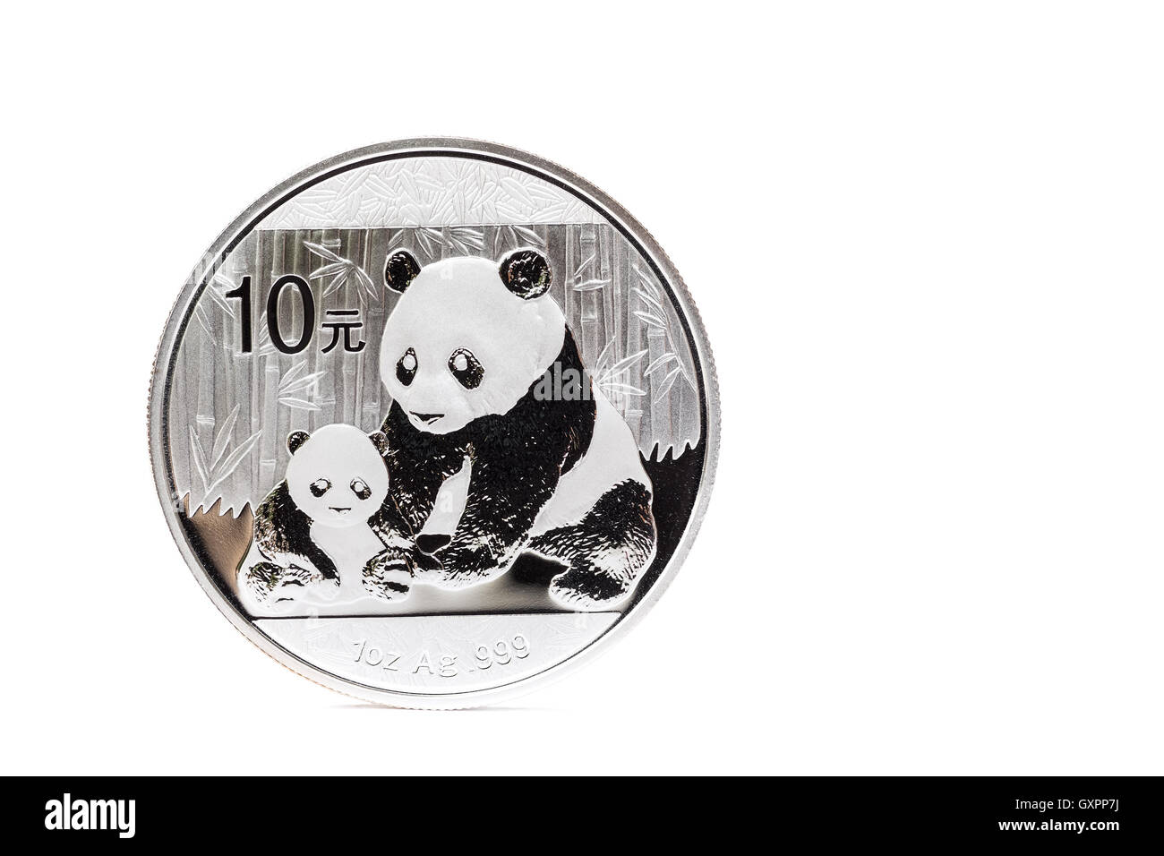 Moneda de plata con la madre y el niño panda aislado sobre fondo blanco. Foto de stock