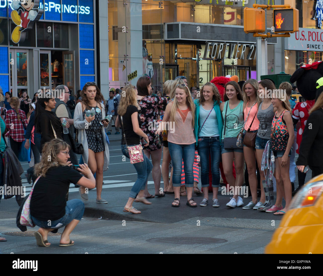 Grupo de mujeres tomando una foto en Time Square, Manhattan, Ciudad de Nueva York Foto de stock