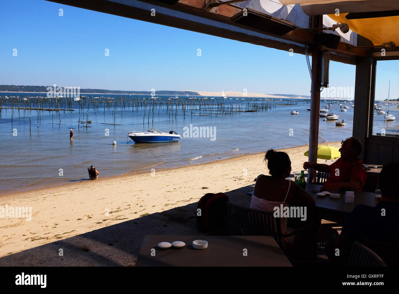 Hermosa playa bar y restaurante en Cap Ferret en Arcachon Bay en la costa atlántica de Francia Foto de stock
