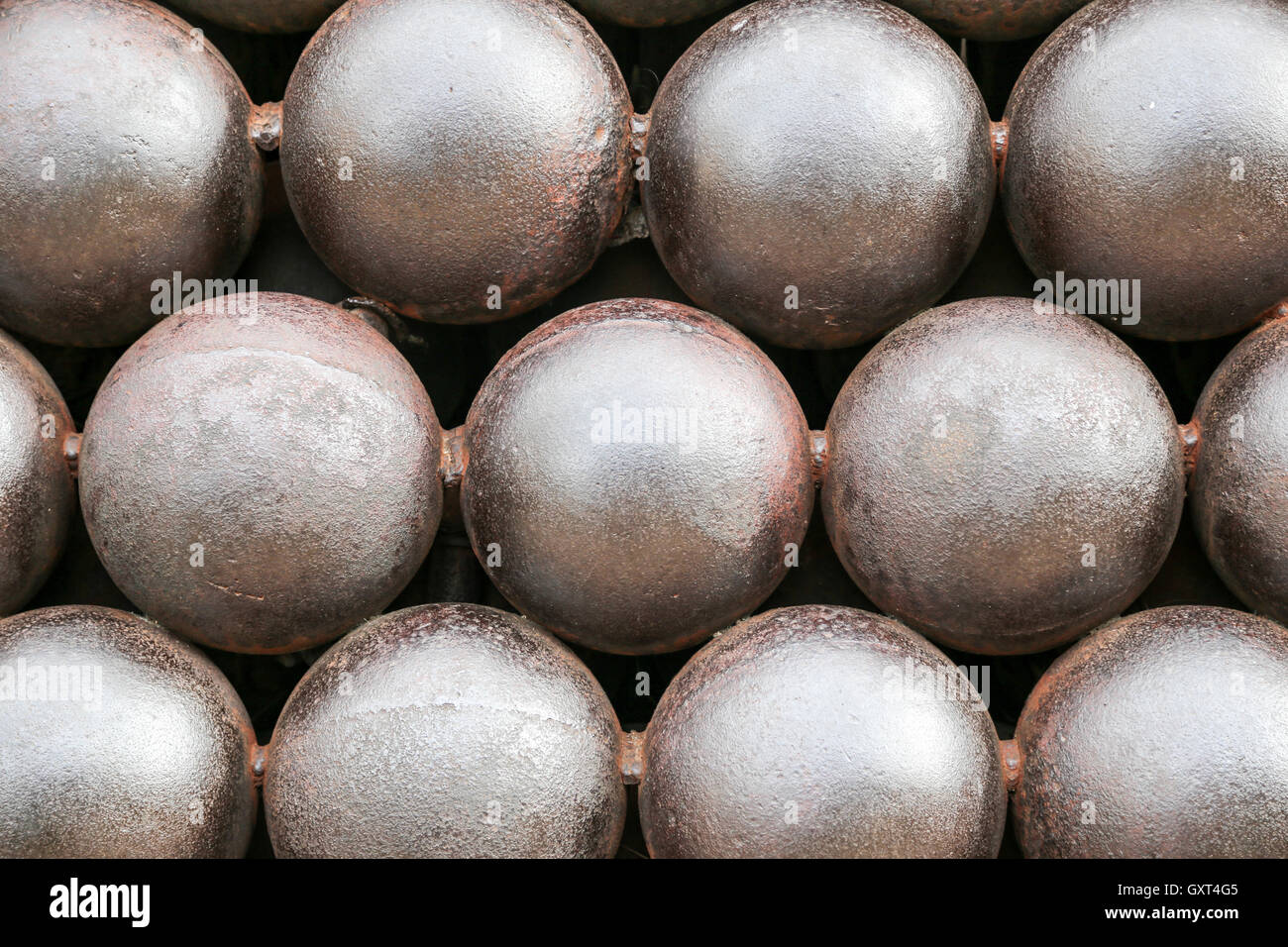 Bolas de cañón dispuestas en un montón de fondo. Foto de stock