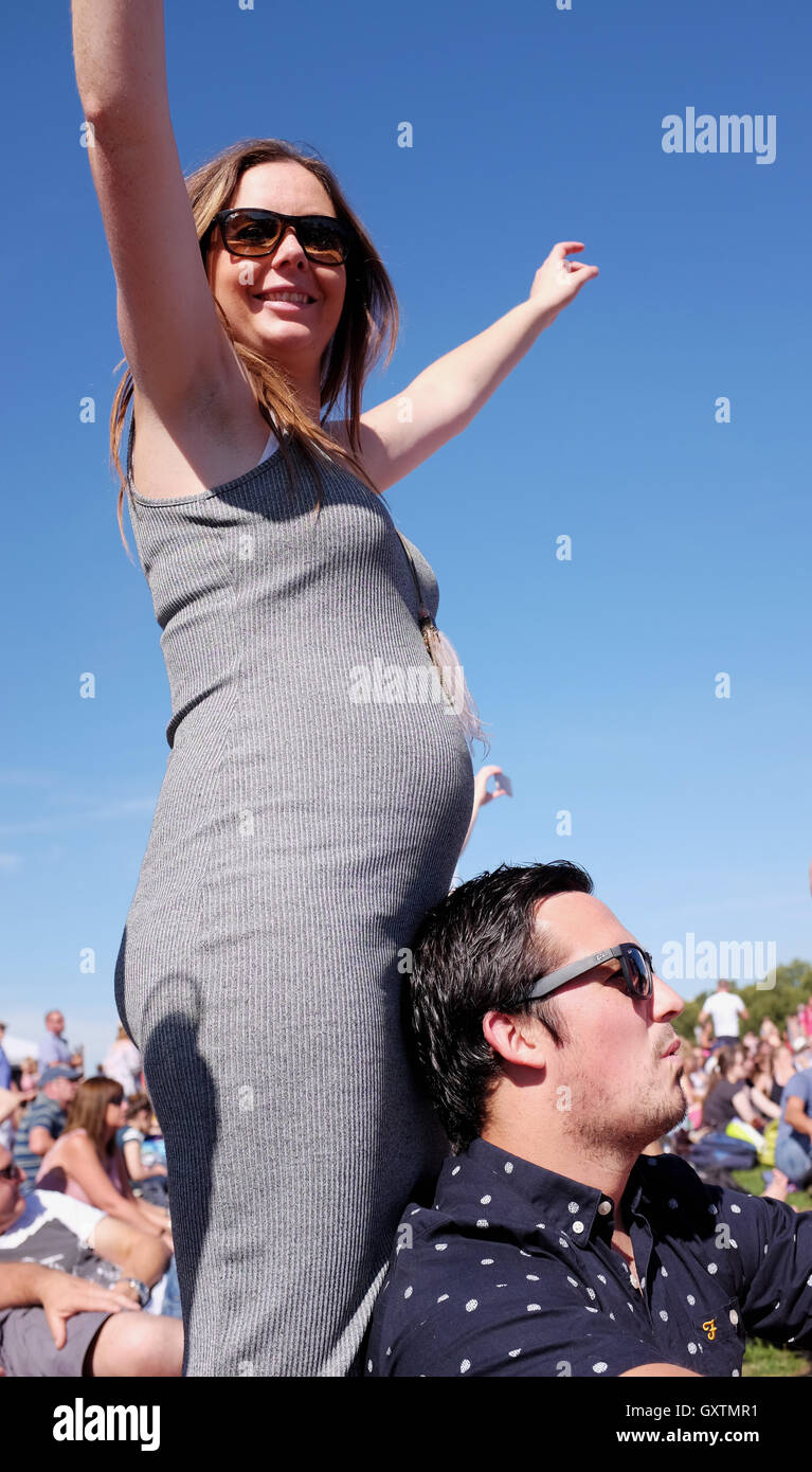 Joven embarazada disfruta de fiesta en el festival un día en el Hyde Park Fotografía stock Alamy