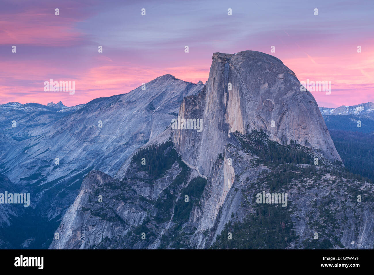 Half Dome al atardecer desde el Glaciar Point, el Parque Nacional Yosemite, California, USA. La primavera (junio) de 2016. Foto de stock