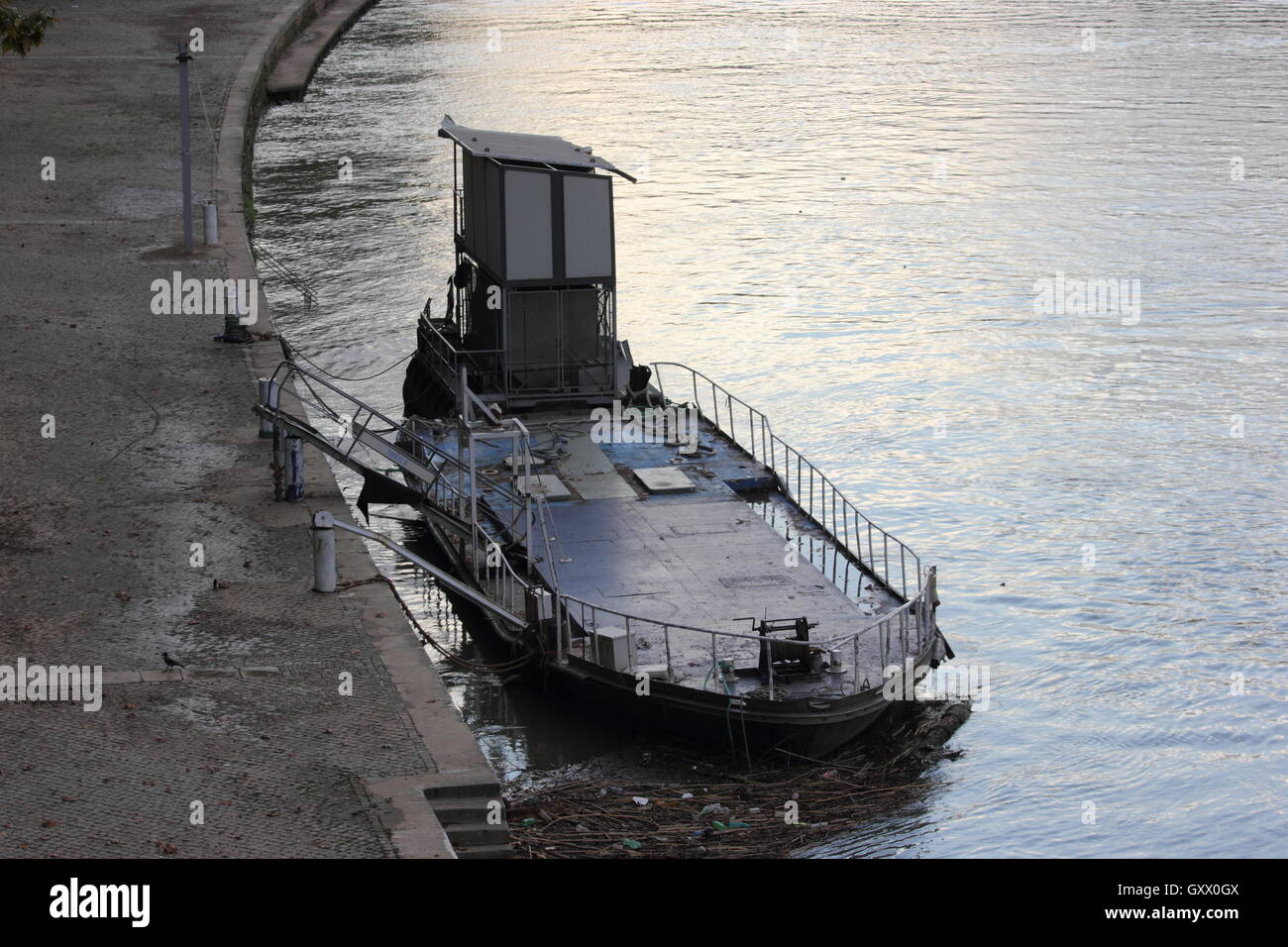Barcaza en el Tevere, Roma, Italia Foto de stock