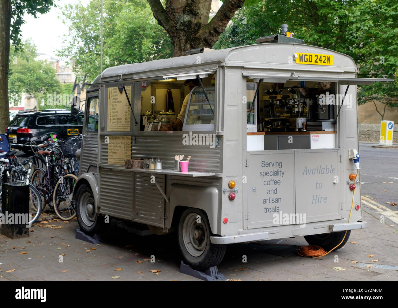 Alrededor de la ciudad universitaria de Oxford, Inglaterra Citroën van de café Foto de stock