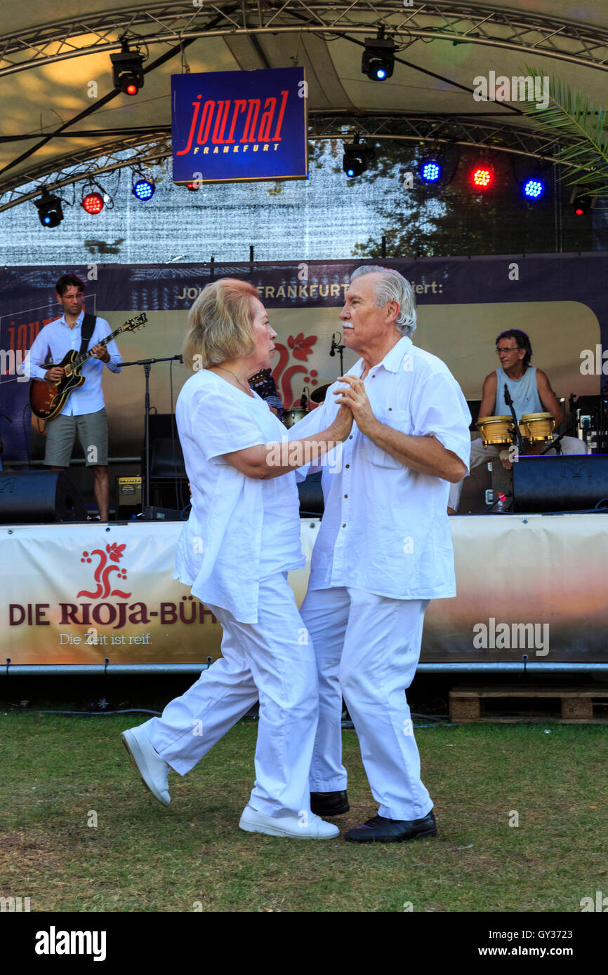 Una pareja de ancianos a bailar a ritmos latinos desde una etapa en la banda Museumsuferfest festival en Frankfurt, Alemania Fotografía de stock - Alamy Una pareja de ancianos a bailar a ritmos latinos desde una etapa en la banda Museumsuferfest festival en Frankfurt, Alemania Fotografía de stock - Alamy
