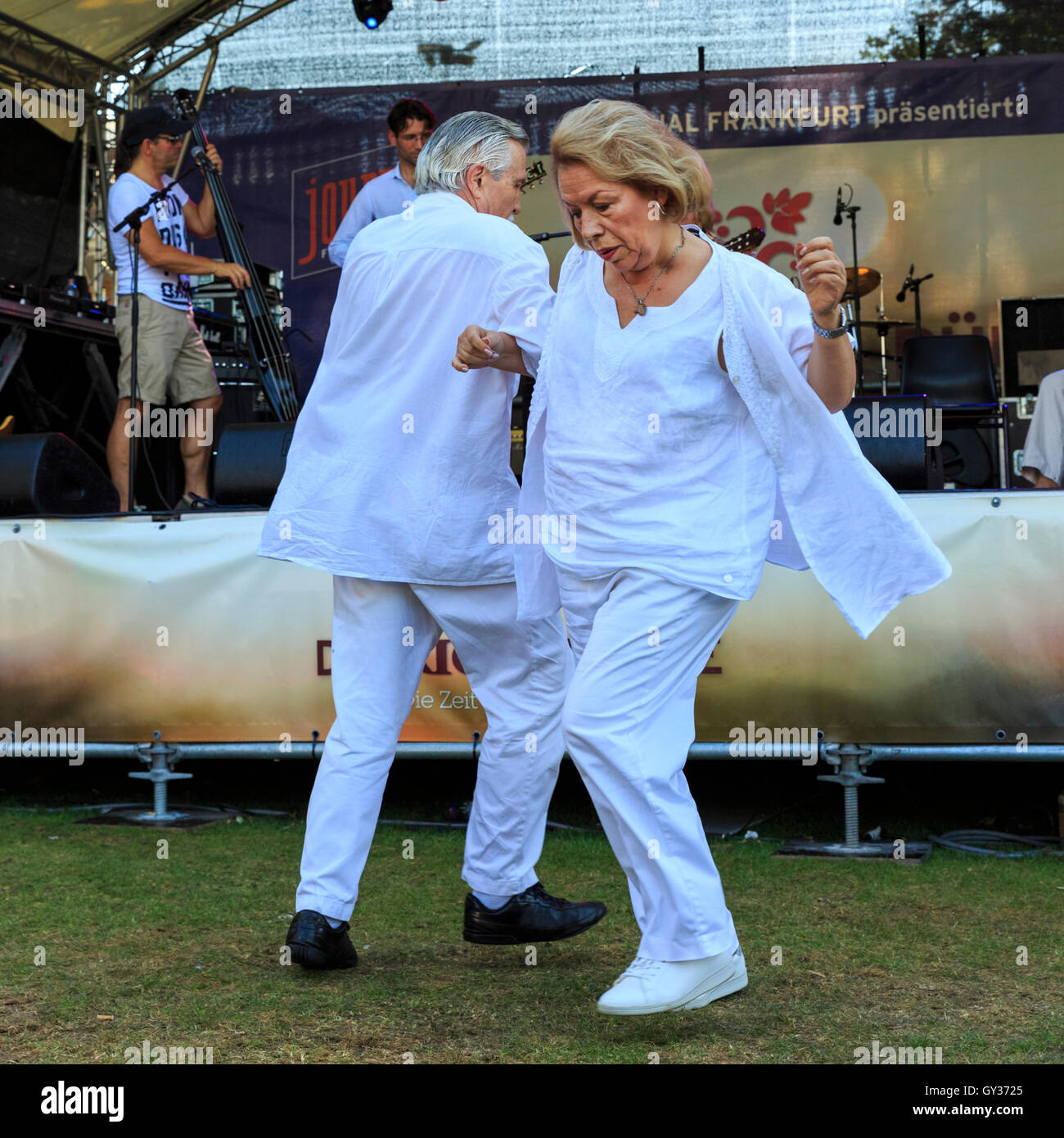Una pareja de ancianos a bailar a ritmos latinos desde una etapa en la banda Museumsuferfest festival en Frankfurt, Alemania Fotografía de stock - Alamy Una pareja de ancianos a bailar a ritmos latinos desde una etapa en la banda Museumsuferfest festival en Frankfurt, Alemania Fotografía de stock - Alamy