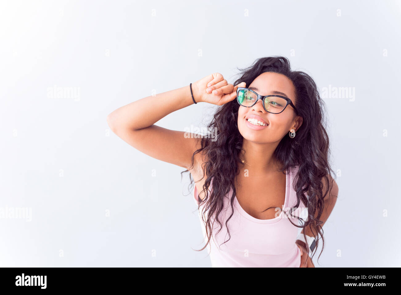 Mujer alegre con gafas. Foto de stock