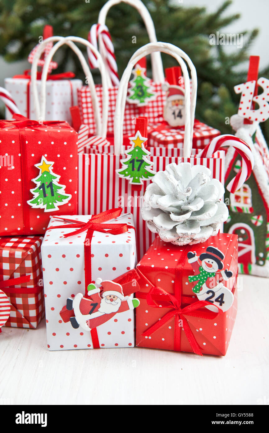 Pequeños regalos para Navidad Fotografía de stock - Alamy