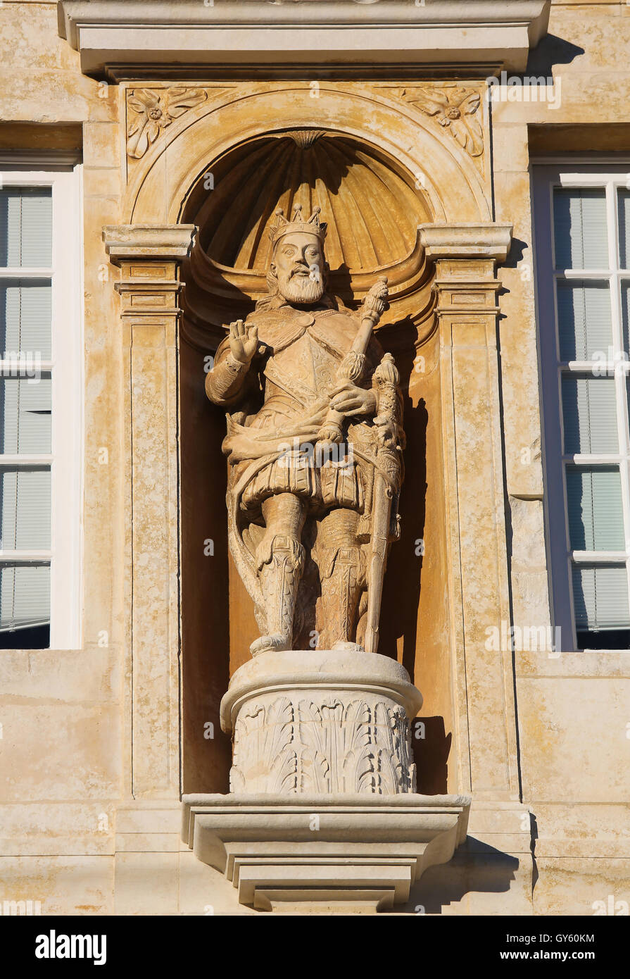 Estatua del rey Juan III en el Palace Gate o puerta de hierro en la Universidad de Coimbra, Portugal Foto de stock