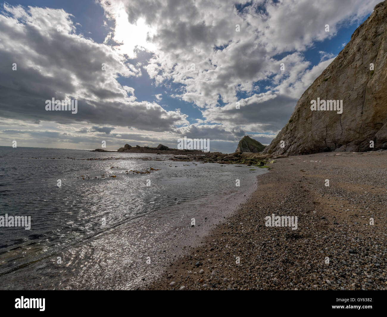 El paisaje rocoso que retrata a la Man O'War orilla en buen día de verano con puerta de Durdle cabecero en el fondo. Foto de stock