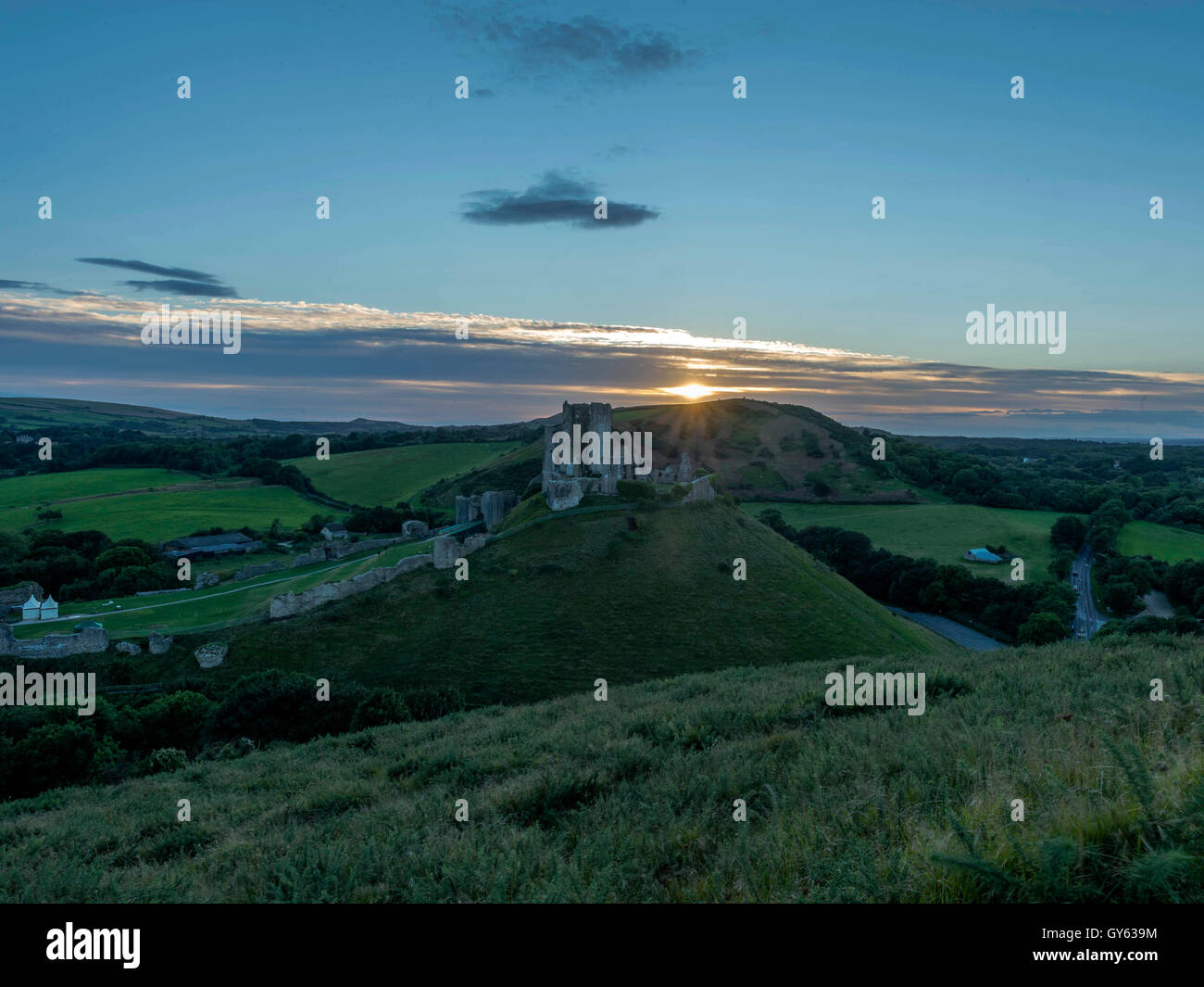 Paisaje representando a finales del verano el atardecer en el castillo Corfe, en Dorset, Reino Unido Foto de stock