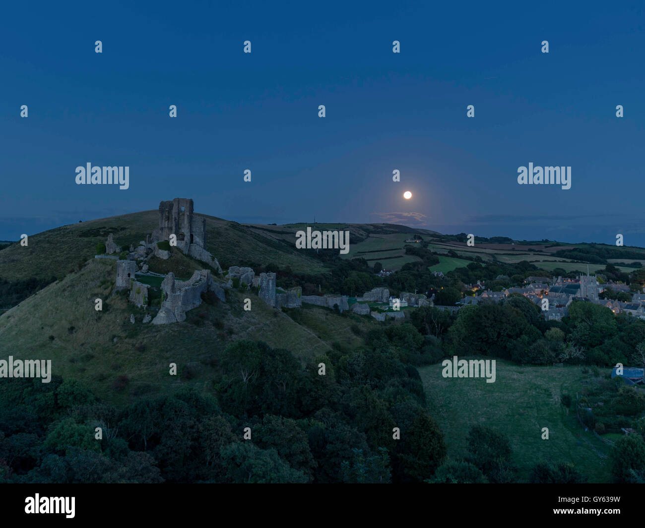 Paisaje representando a finales del verano Luna de la cosecha suba en el castillo Corfe, en Dorset, Reino Unido Foto de stock