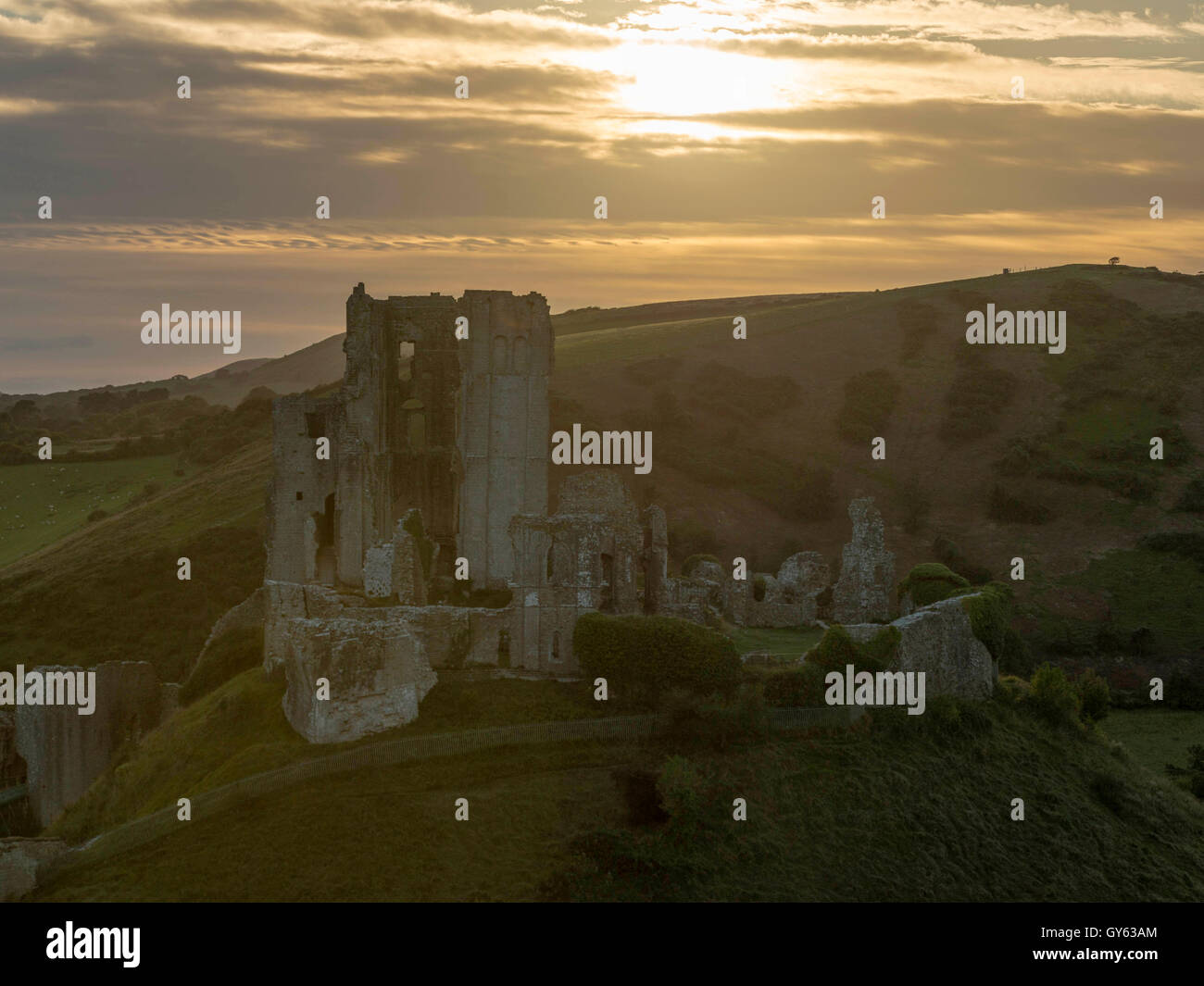 Paisaje representando a finales del verano el atardecer en el castillo Corfe, en Dorset, Reino Unido Foto de stock