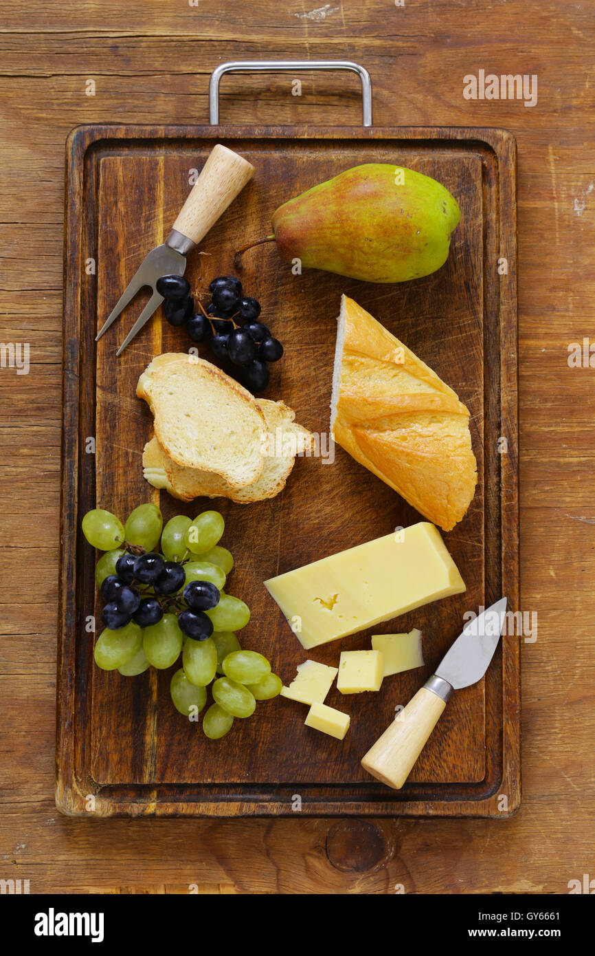 Tabla de quesos con uvas fotografías e imágenes de alta resolución Alamy
