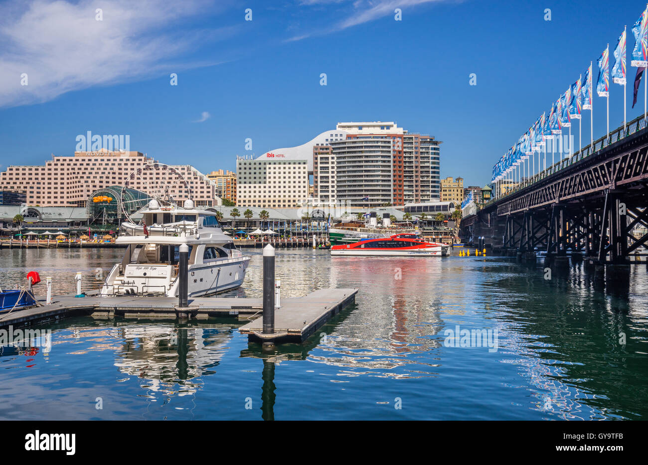 Australia, New South Wales, Sydney, Darling Harbour, vista del Harborside complejo y Pyrmont Bridge Foto de stock