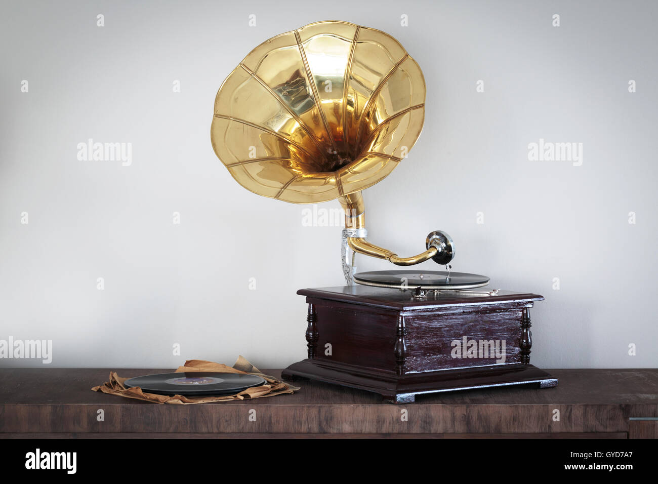 Hermoso vintage el fonógrafo para escuchar vinilo Fotografía de stock Alamy Hermoso vintage el fonógrafo para escuchar vinilo Fotografía de stock Alamy