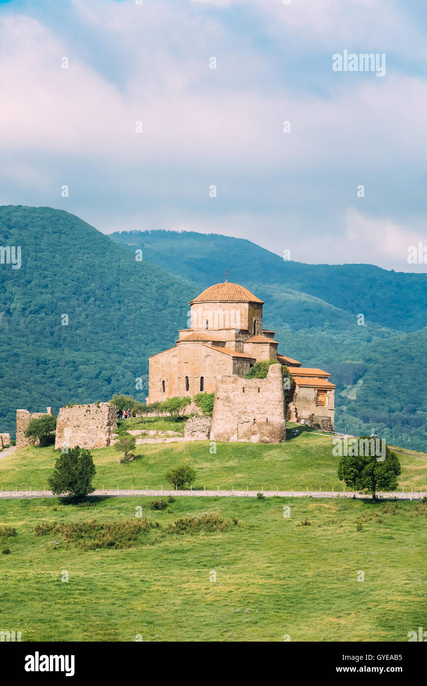 Mtskheta, Georgia. El antiguo patrimonio de la humanidad, el Monasterio de Jvari Ortodoxa Georgiana en la primavera Valle Verde, paisajes de montaña Hil Foto de stock