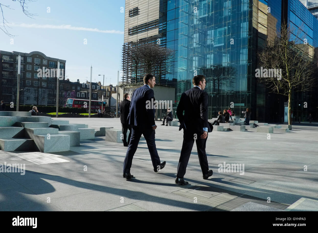 Dos trabajadores de la ciudad caminando por el distrito de negocios de Londres Foto de stock