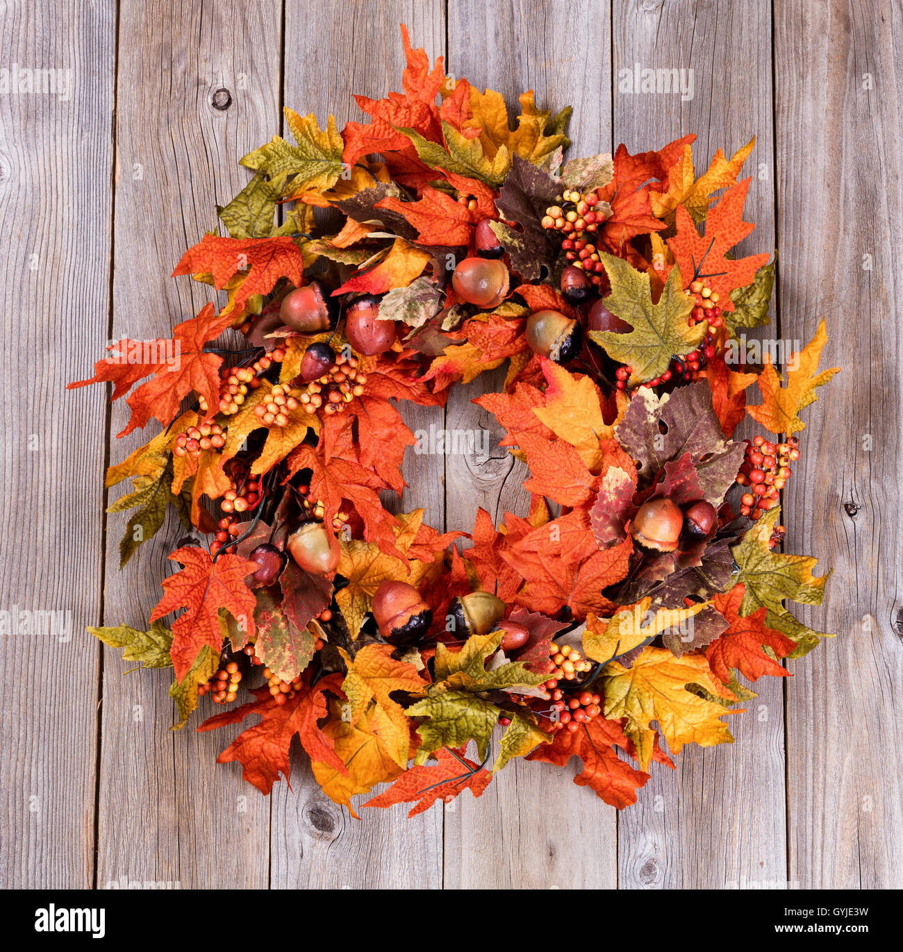 Vista aérea del otoño corona hecha con hojas artificiales y bellotas en  madera rústica Fotografía de stock - Alamy