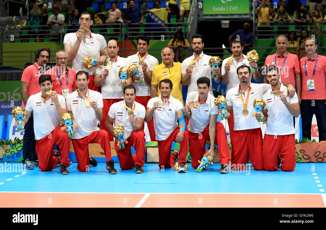 Irán jugadores y personal celebrar match ganando la medalla de oro del Torneo de Voleibol de hombres sentados durante el 11º día de los Juegos Paralímpicos Rio 2016 en Río de Janeiro, Brasil. Foto de stock