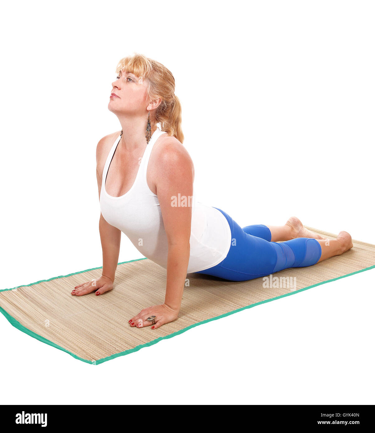 Una hermosa mujer rubia es yoga outfit tumbado sobre su estómago mostrando  algunos ejercicios de yoga, aislados en fondo blanco Fotografía de stock -  Alamy
