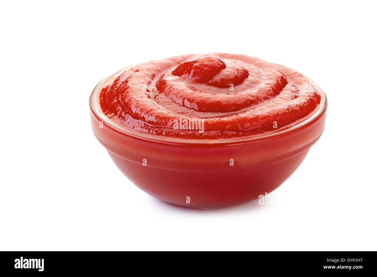 Recipiente de ketchup o salsa de tomate sobre blanco Foto de stock