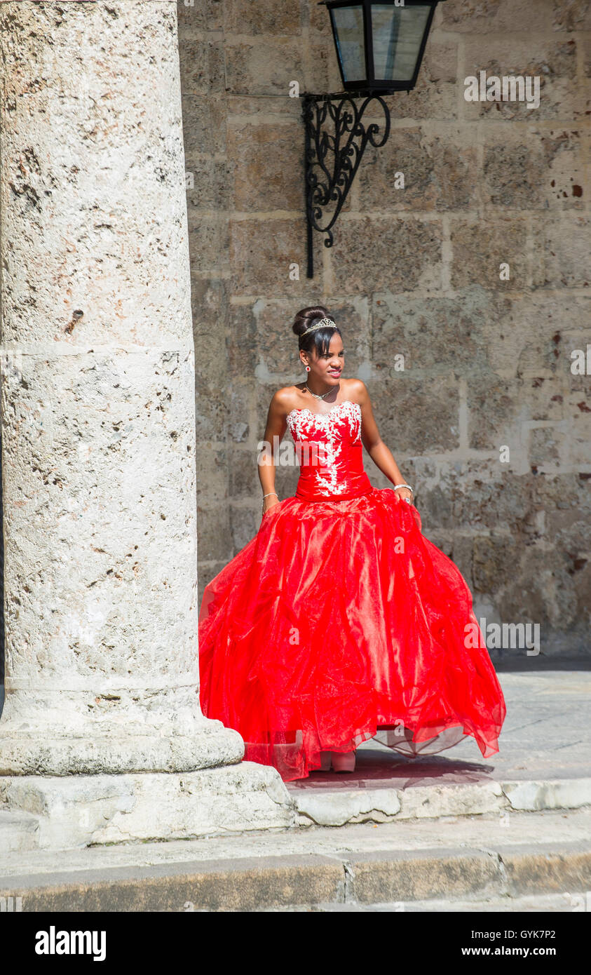 Pólvora un millón Imperial La Habana, Cuba - Julio 18 : mujer cubana con vestido rojo en la antigua  calle de La