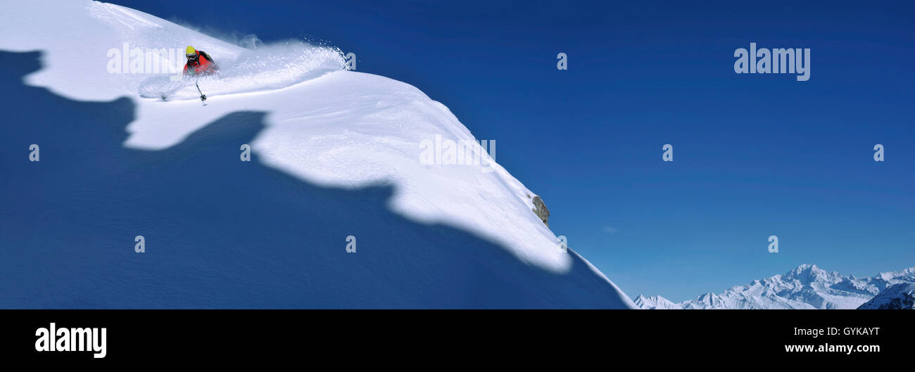 Esquí fuera de pista de los Alpes, el Mont Blanc, en el fondo, Francia, Savoie Foto de stock