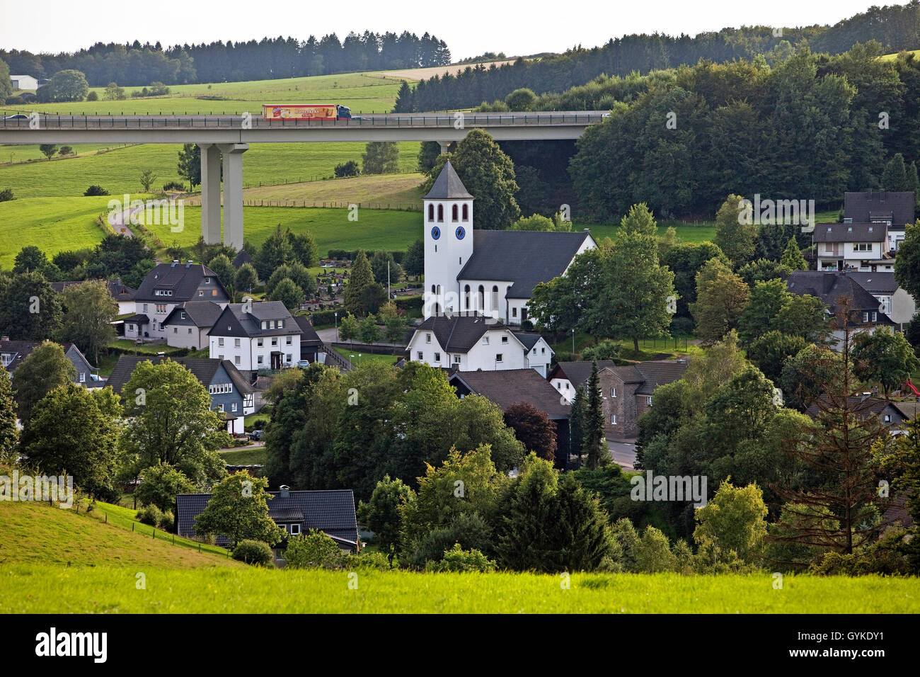 Bleche village y puente de la autopista A45, en Alemania, en Renania del Norte-Westfalia, Sauerland, Drolshagen Foto de stock