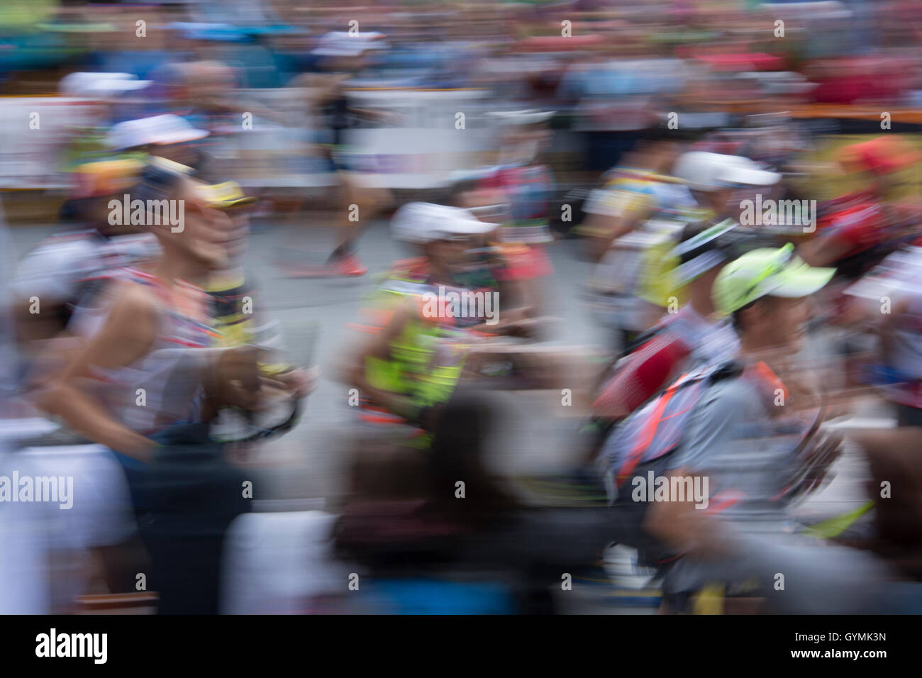 Corredores de maratón en el inicio de la carrera. Francia Foto de stock