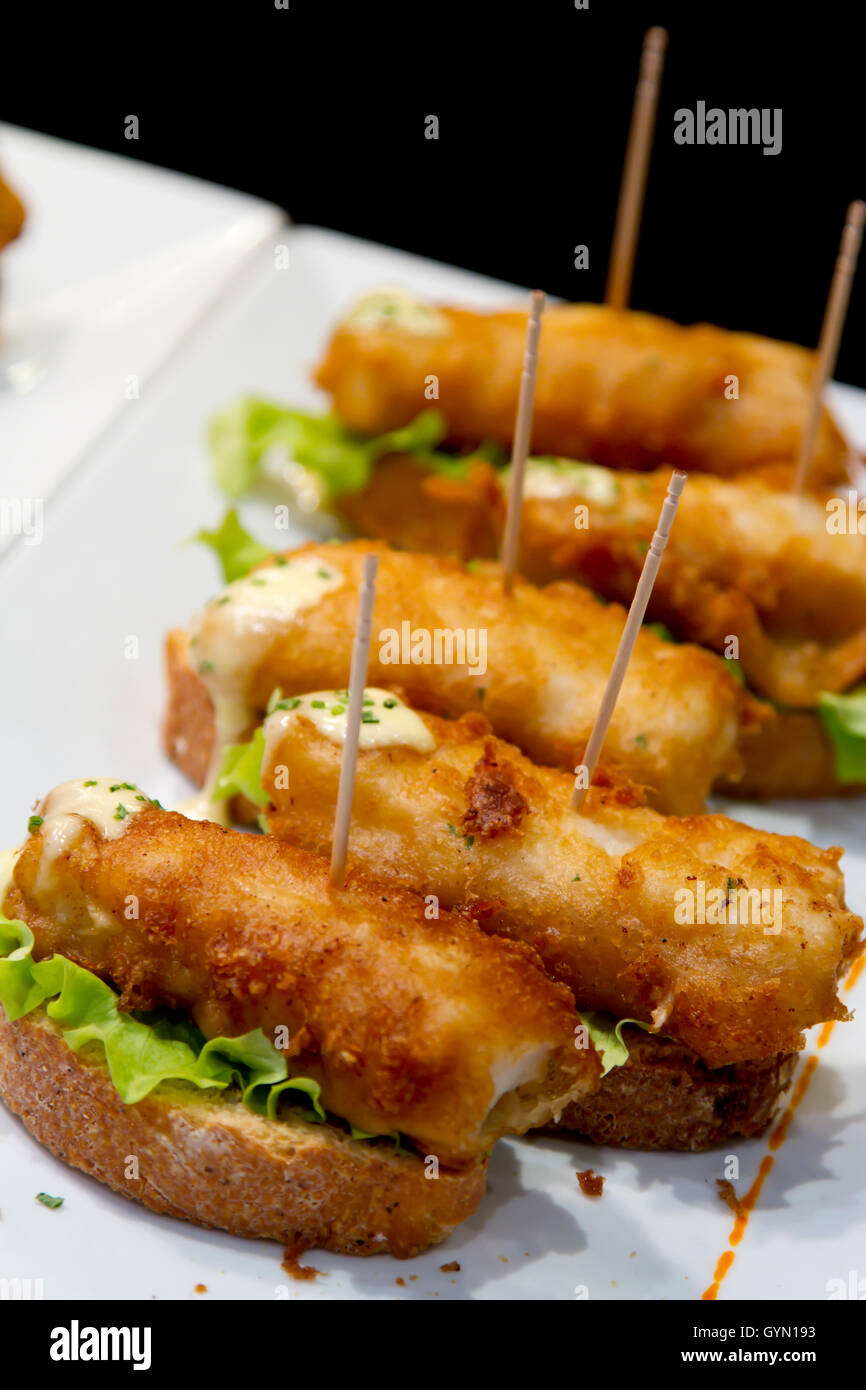 Porciones pequeñas de comida o tapas en un restaurante Fotografía de stock  - Alamy