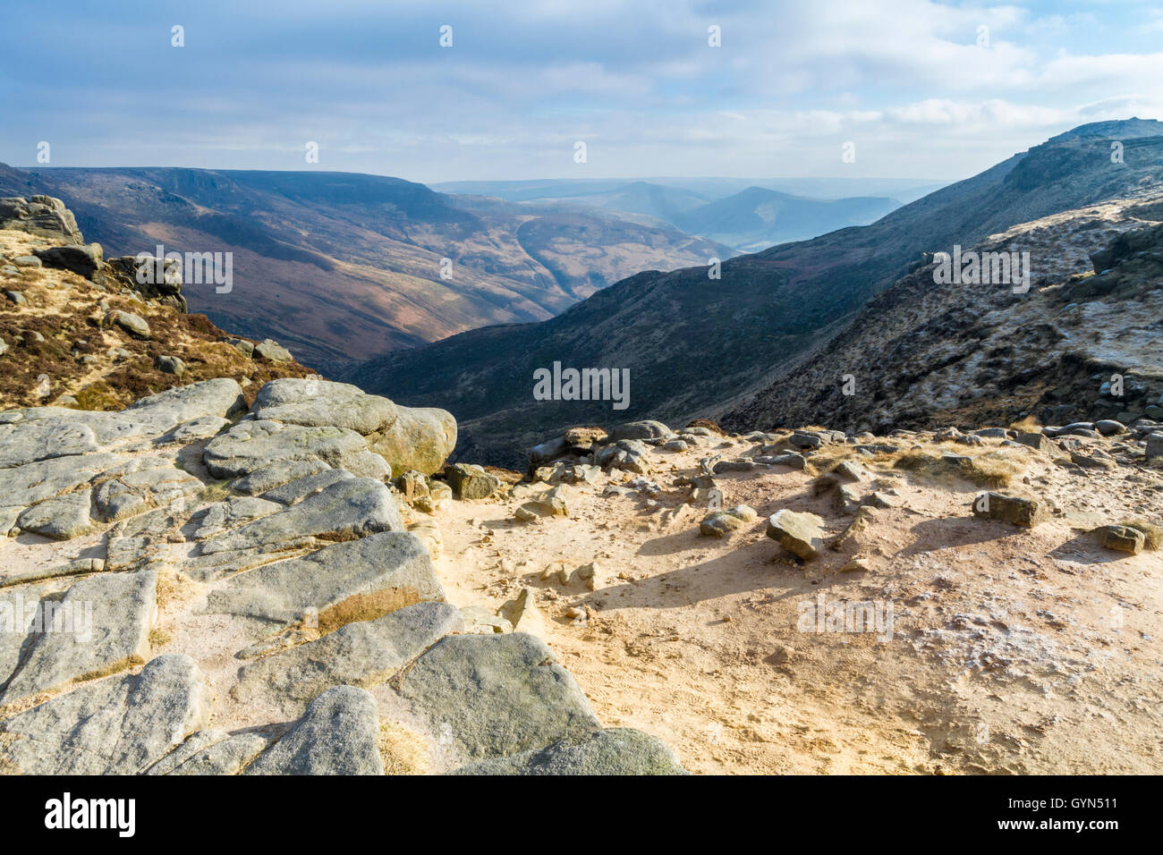 Pico oscuro en invierno. Rompiendo la luz solar a través de las nubes a la cabeza de Grindsbrook Clough, Kinder Scout, Derbyshire Peak District, Inglaterra, Reino Unido. Foto de stock