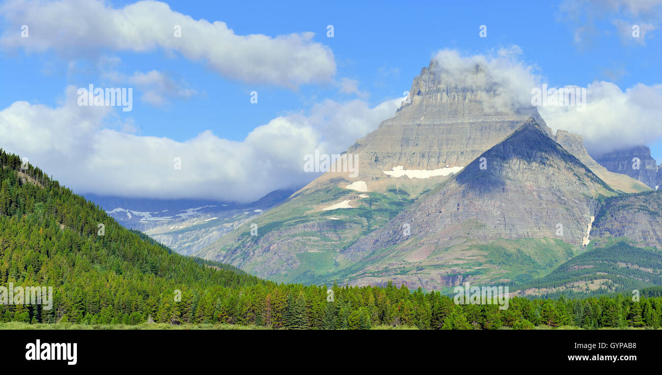 Paisaje de alta montaña en el Glaciar Grinnell Trail, el parque nacional de Glacier, Montana en verano Foto de stock