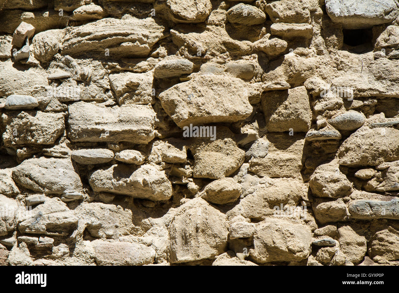 Detalle de las ruinas de la antigua muralla de piedras y sin yeso Foto de stock
