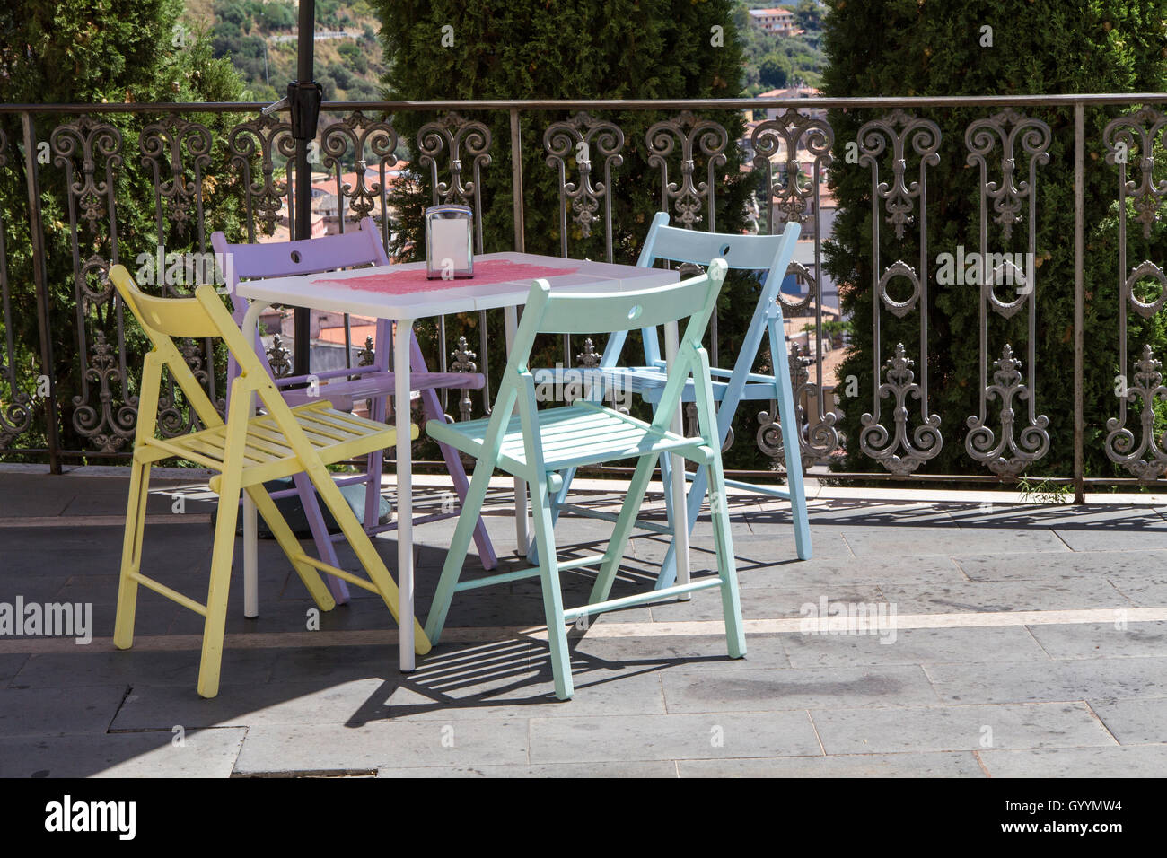 Así llamado Desventaja oasis Vintage mesas y sillas de colores por un cafe en Calabria, Italia  Fotografía de stock - Alamy
