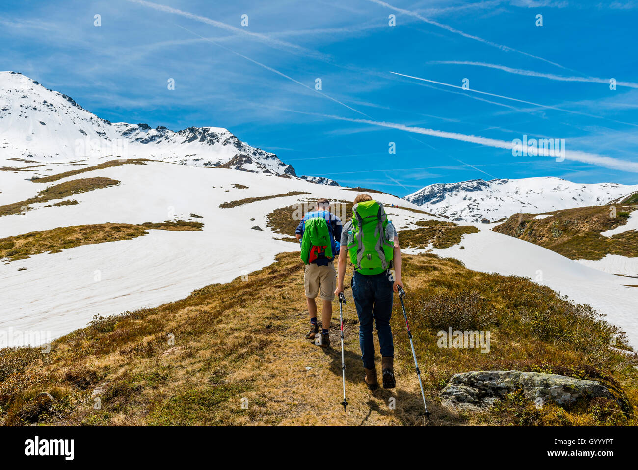 Dos excursionistas caminatas en sendero, el derretimiento de la nieve, Rohrmoos-Untertal, Schladming Tauern, Schladming, Estiria, Austria Foto de stock