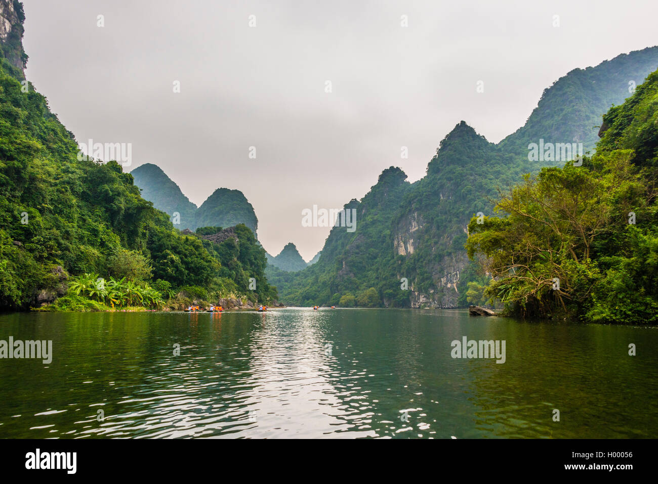 Trang grutas, un pintoresco paisaje, montañas karst karst, paisaje, riverscape, Quan thể danh Thắng Tràng An, Ninh Binh Foto de stock