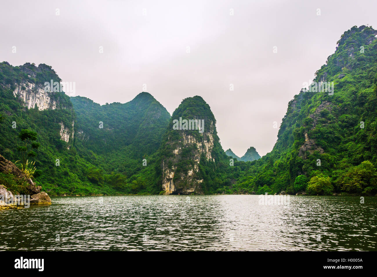 Trang grutas, un pintoresco paisaje, montañas karst karst, paisaje, riverscape, Quan thể danh Thắng Tràng An, Ninh Binh Foto de stock