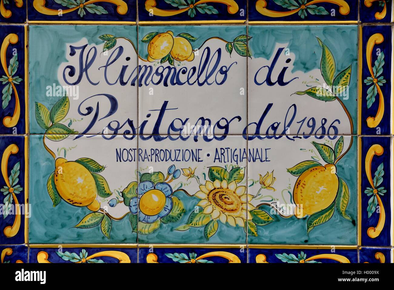 Los azulejos de la pared con la publicidad de Limoncello, licor italiano de limones, Positano, Amalfi, Costiera Amalfitana Foto de stock