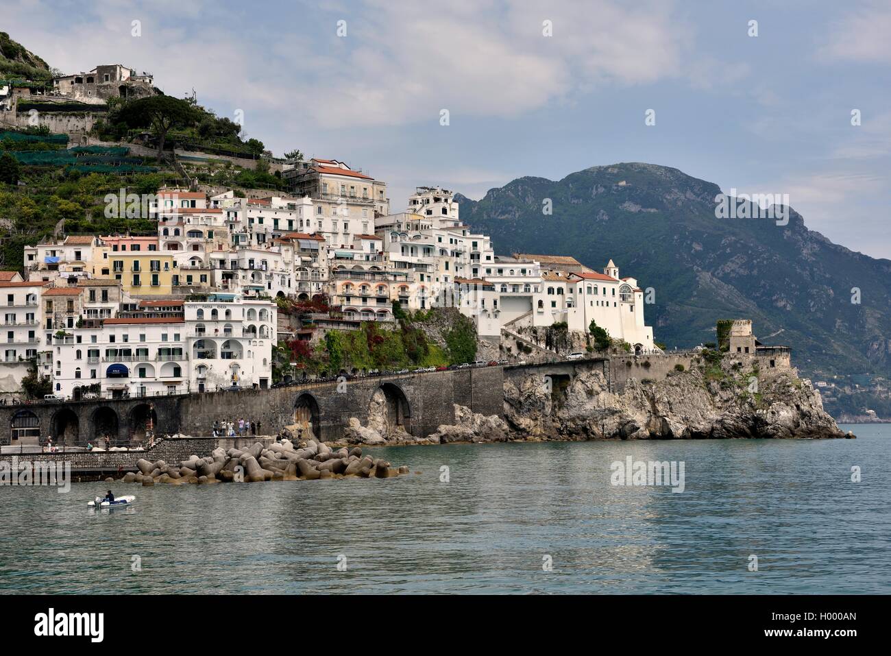 Vista de Amalfi, Costa de Amalfi, Costiera Amalfitana, provincia de Salerno, Región de Campania, Italia Foto de stock