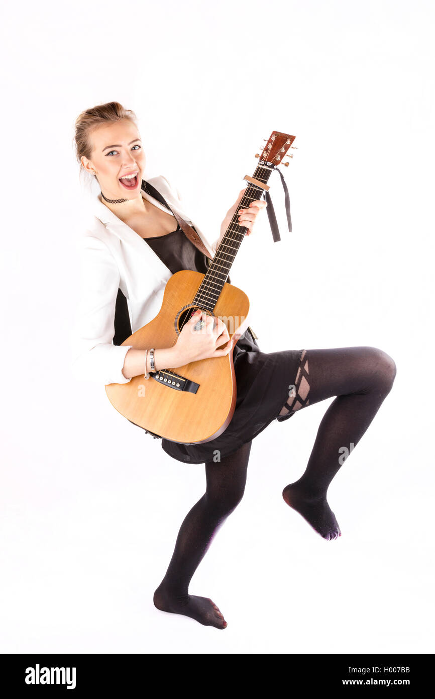 Niña jugando la guitarra rock chick rasgueos de guitarra acústica cuerdas  rocking chica guapa jugando tablero de fondo blanco Fotografía de stock -  Alamy