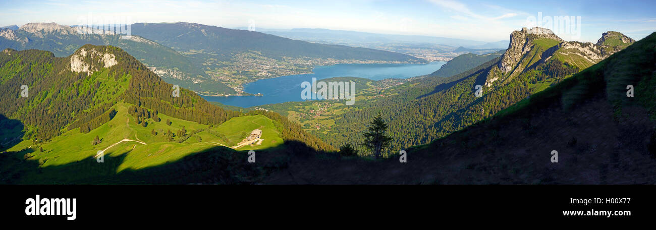 El lago de Annecy en los Alpes franceses, Francia Haute-Savoie, Annecy Foto de stock