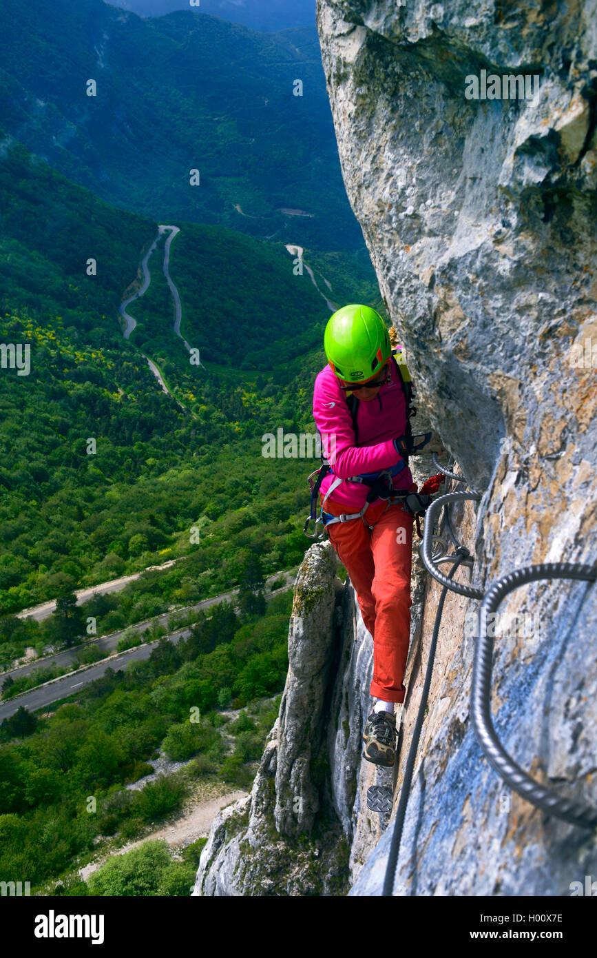 Escalador femenino en via ferrata Chironne, Francia, Rh¶ne-Alpes, Parque Nacional de Vercors, Dieburg Foto de stock