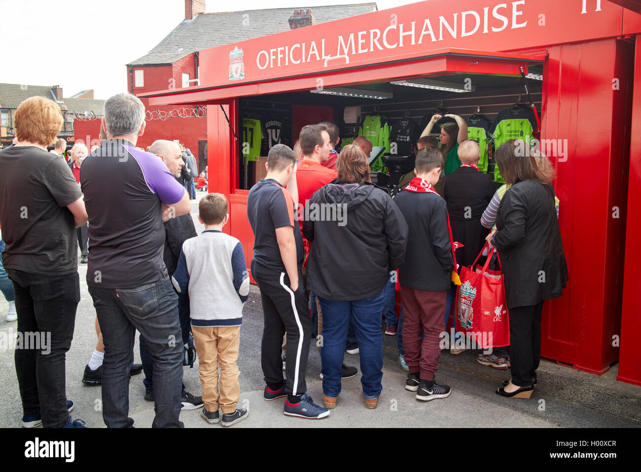 Colas de fans en mercancía oficial puesto en el Estadio Anfield Liverpool FC Liverpool Merseyside UK Foto de stock