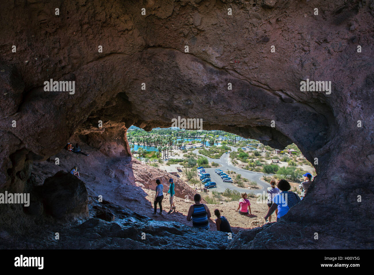 Agujero-en-el-Rock, cueva de piedra arenisca roja, vista a través de la cueva en el park, Estados Unidos, Arizona, el parque Papago, Phoenix Foto de stock