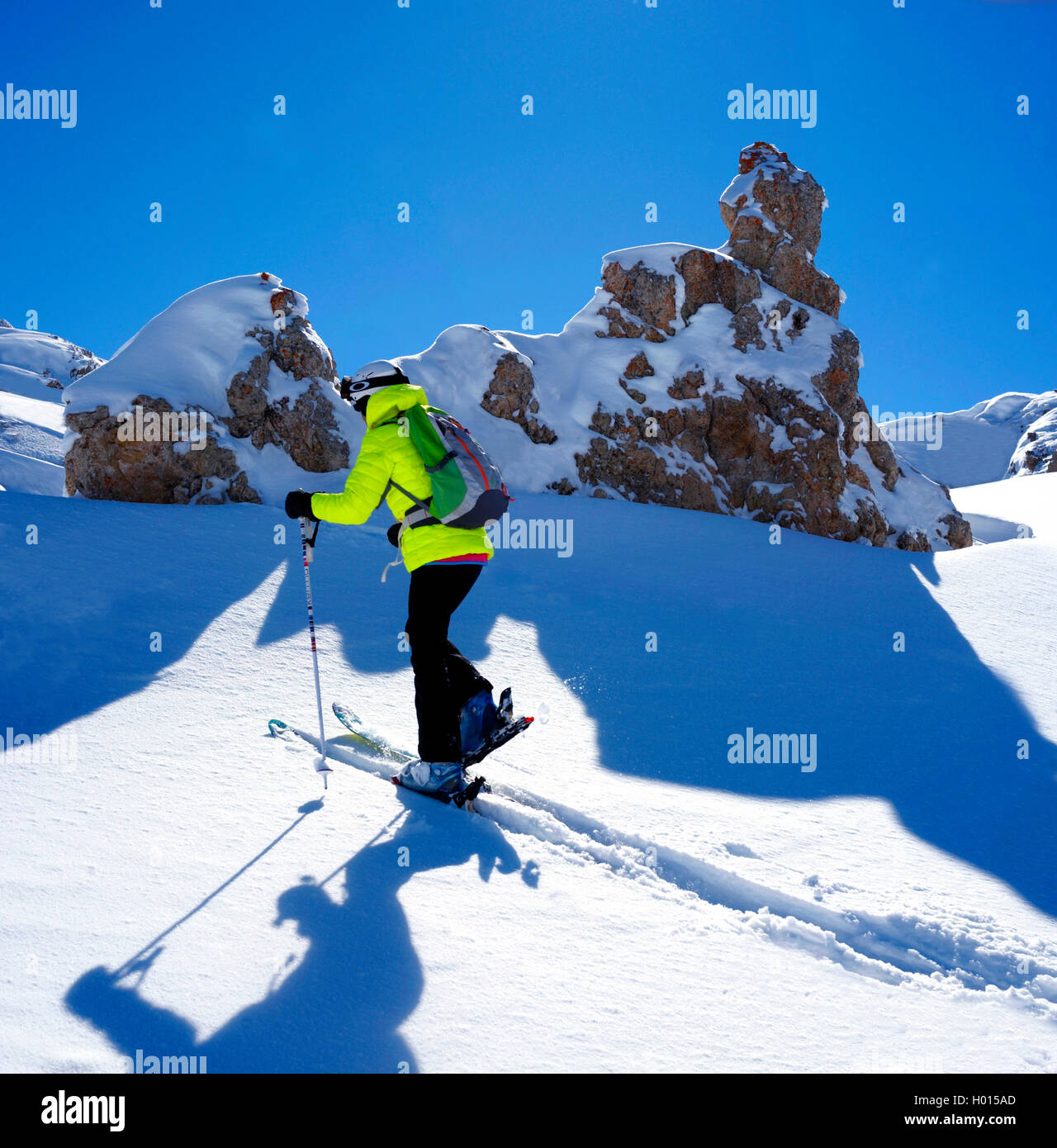Wanderer de esquí con nieve paisajes de montaña, Francia, Savoie, Parque Nacional de Vanoise Foto de stock