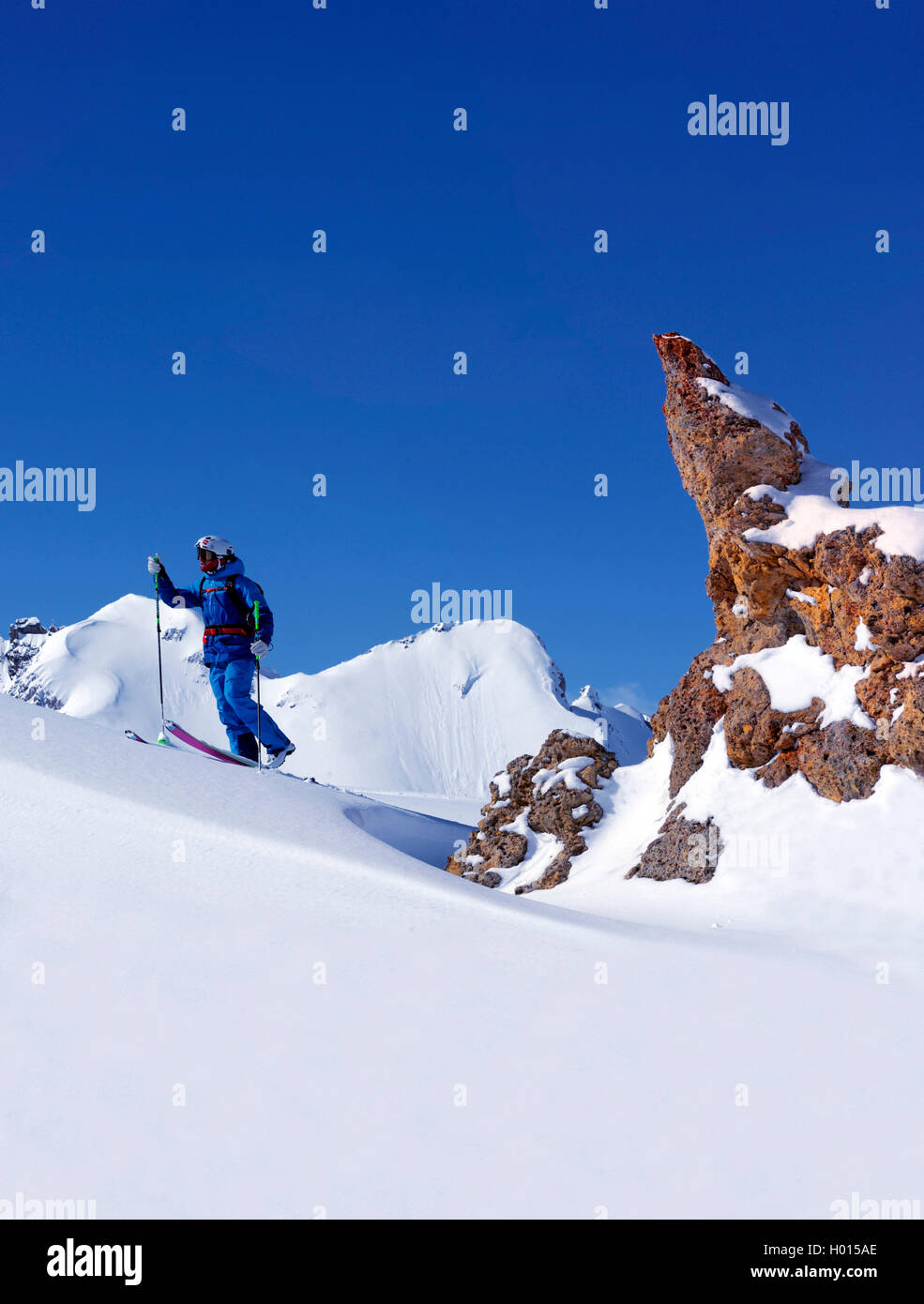 Wanderer de esquí con nieve paisajes de montaña, Francia, Savoie, Parque Nacional de Vanoise, Tignes Foto de stock