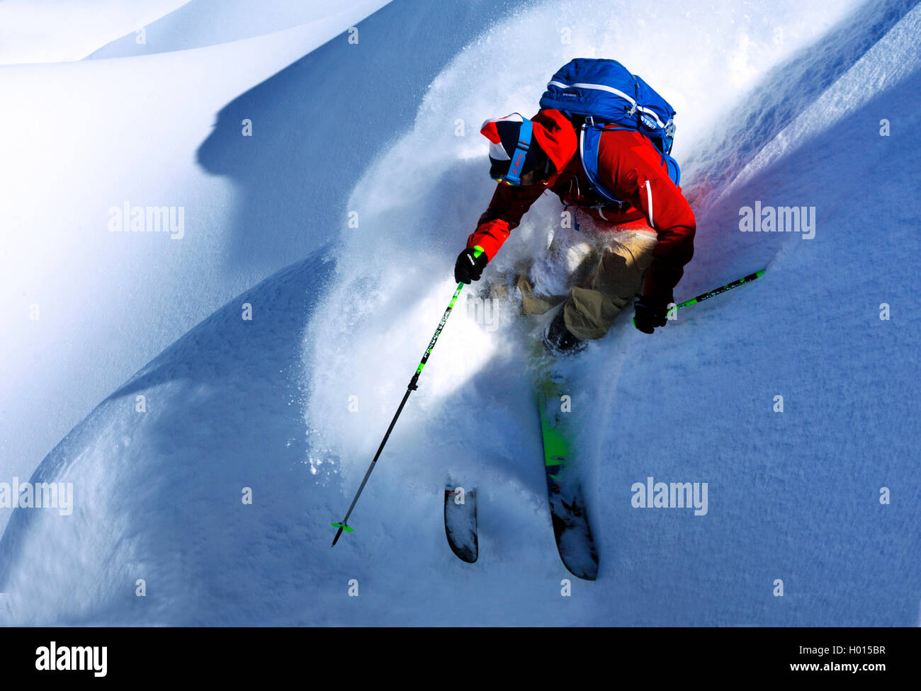 Girar paralelo de un esquiador freeride en la profunda nieve en polvo, Francia, La Plagne Savoie Foto de stock
