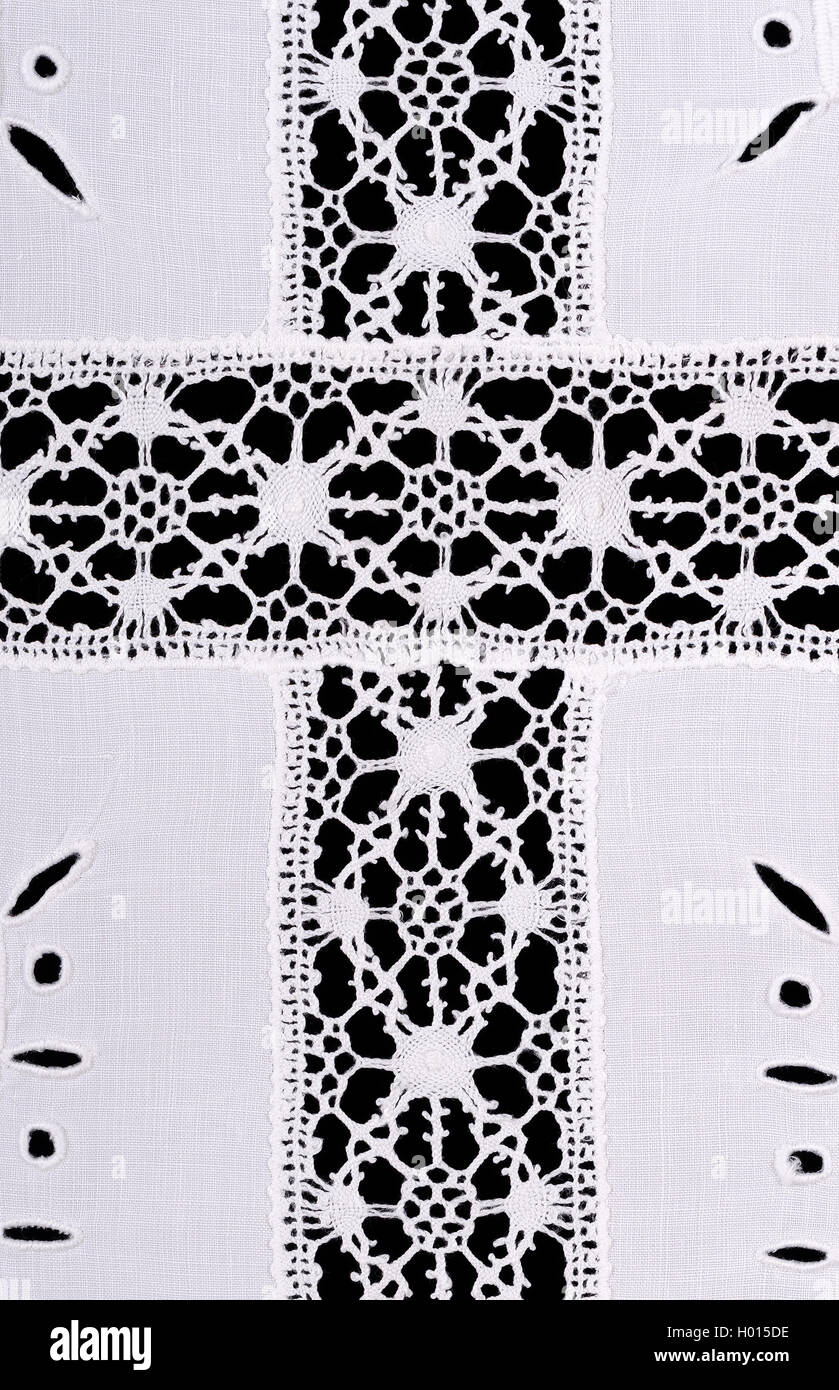 Cruz latina en motif whitework bordado mantel de lino. Decoración artesanal Reticella con hilo. Pespunte blanco. Foto de stock