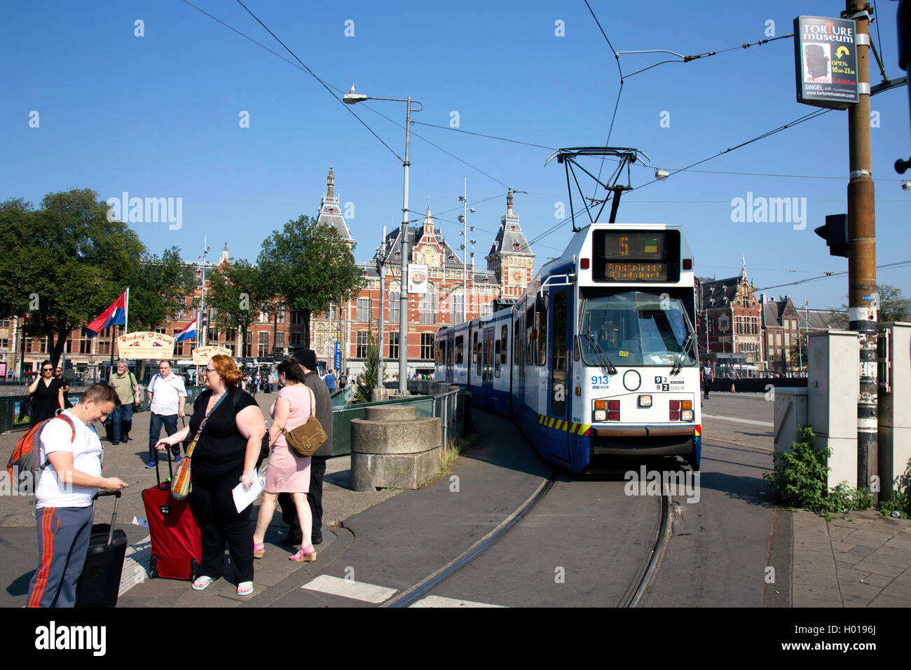 Un tranvía fuera de Amsterdam Centraal Station Foto de stock